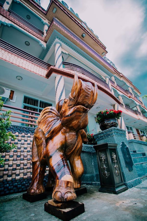 Amber Palace Hotel มิตจีนา ภายนอก รูปภาพ