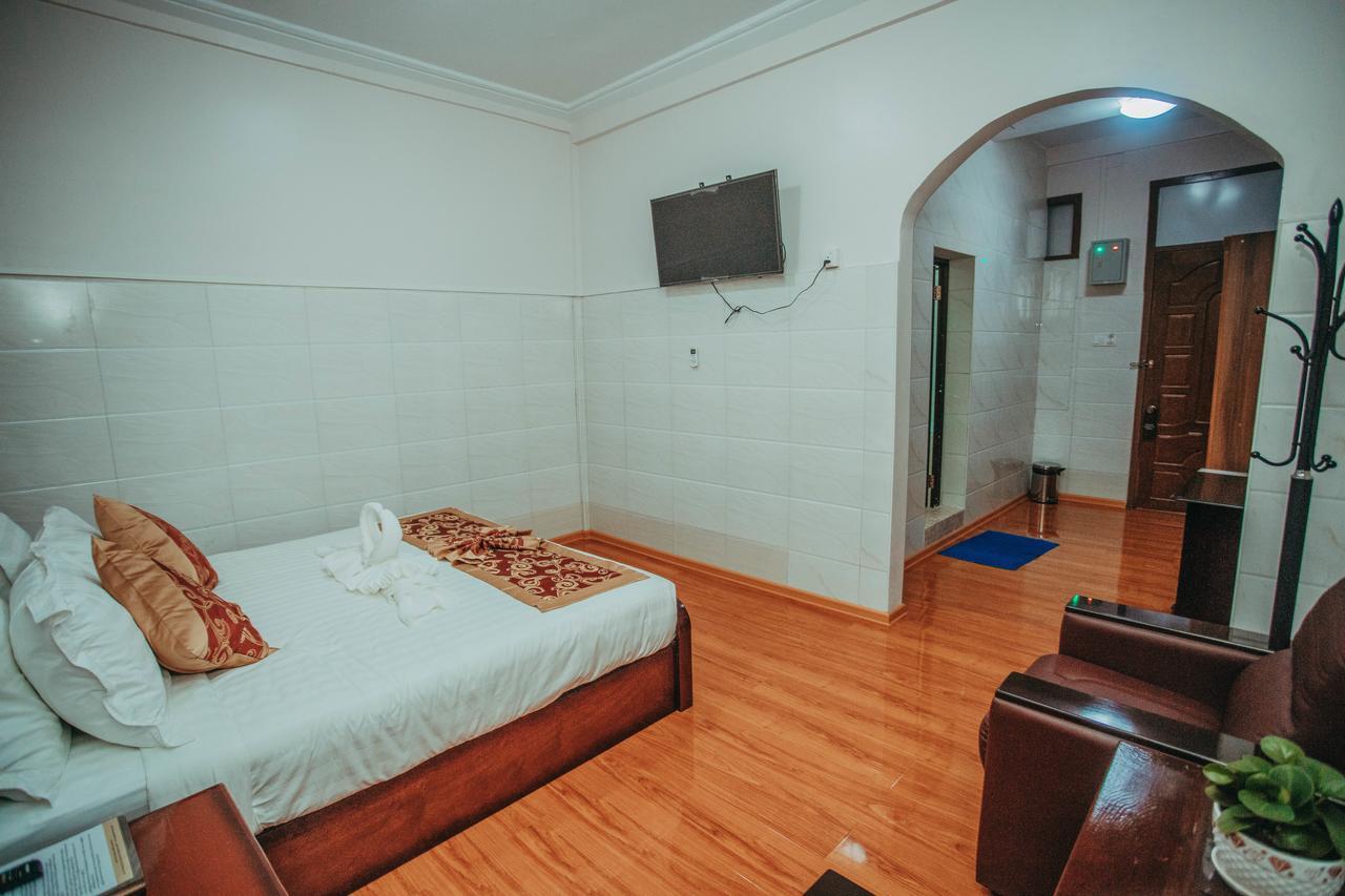 Amber Palace Hotel มิตจีนา ภายนอก รูปภาพ