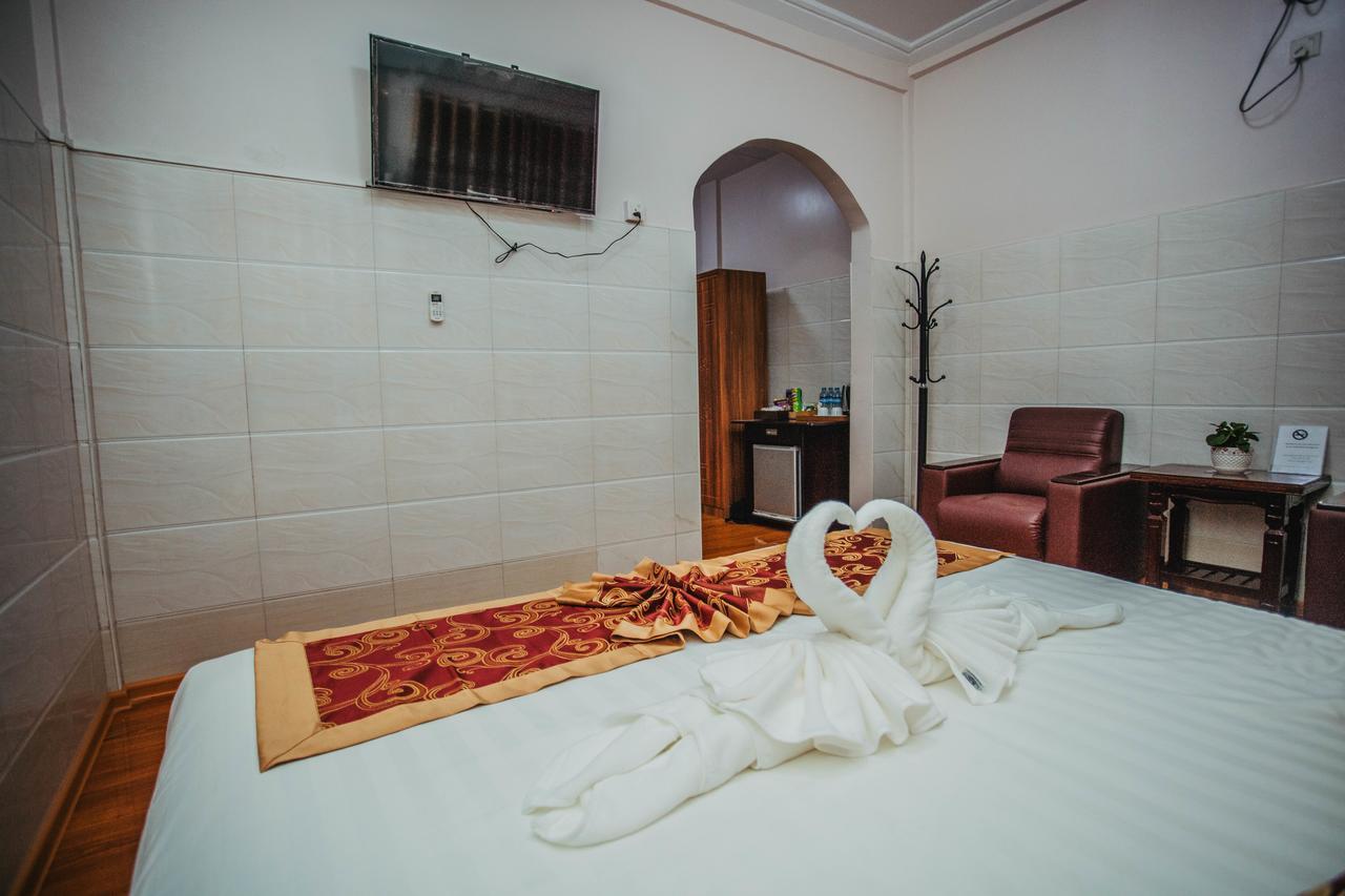 Amber Palace Hotel มิตจีนา ภายนอก รูปภาพ